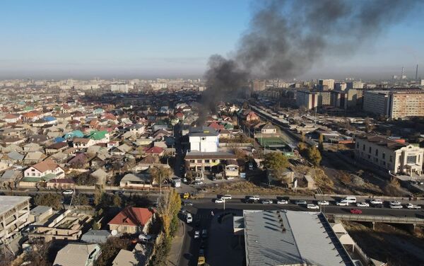 Отметим, что на кадрах видно, что горят предположительно несколько жилых домов или один большой частный дом - Sputnik Кыргызстан
