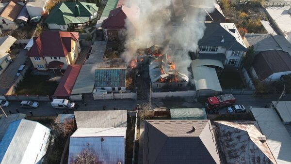 Пожар в частном доме в Октябрьском районе Бишкека - Sputnik Кыргызстан