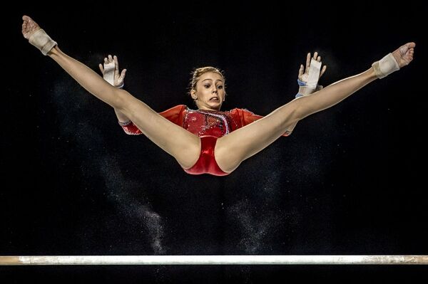 Снимок Gymnaste in the Air бельгийского фотографа Eric Tkindt, отмеченный в категории Sports in Action конкурса Siena International Photo Awards 2020 - Sputnik Кыргызстан