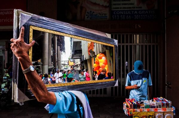 Снимок Medellin Mirror колумбийского фотографа Michael Kowalczyk, занявший второе место в категории Street Photography конкурса Siena International Photo Awards 2020 - Sputnik Кыргызстан