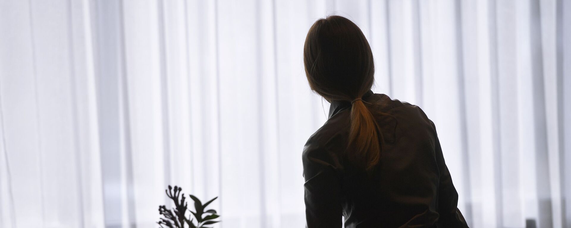 Кафедеги иштеп жаткан официант. Архив - Sputnik Кыргызстан, 1920, 15.10.2025