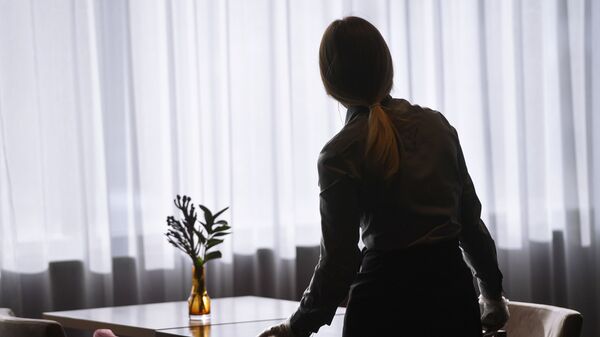 Официант во время работы в кафе. Архивное фото - Sputnik Кыргызстан