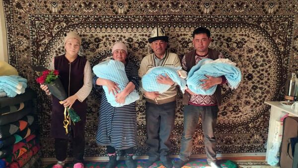 Родители тройни мальчиков, родившиеся в Бишкеке. Новорожденных назвали Жапар, Садыр и Нуркожо - Sputnik Кыргызстан