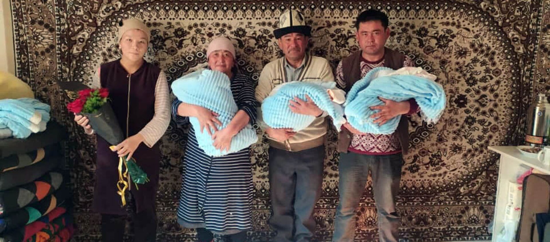 Родители тройни мальчиков, родившиеся в Бишкеке. Новорожденных назвали Жапар, Садыр и Нуркожо - Sputnik Кыргызстан, 1920, 06.11.2020