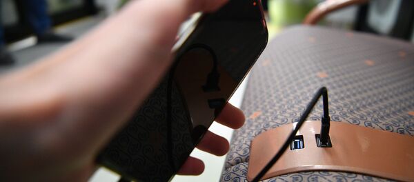 Мужчина держит в руке телефон. Архивное фото Мужчина держит в руке телефон. Архивное фото - Sputnik Кыргызстан