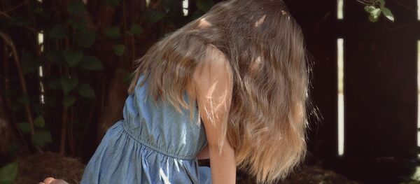 Кат окуп жаткан кыз. Архив - Sputnik Кыргызстан