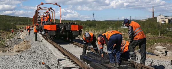 Рабочие на строительстве ветки железной дороги. Архивное фото - Sputnik Кыргызстан