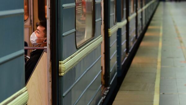 Пассажир в медицинской маске в вагоне поезда Московского метрополитена. Архивное фото - Sputnik Кыргызстан