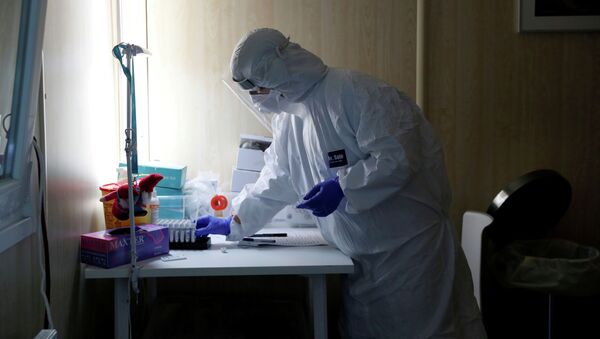 Медик работает на участке тестирования на COVID-19 - Sputnik Кыргызстан
