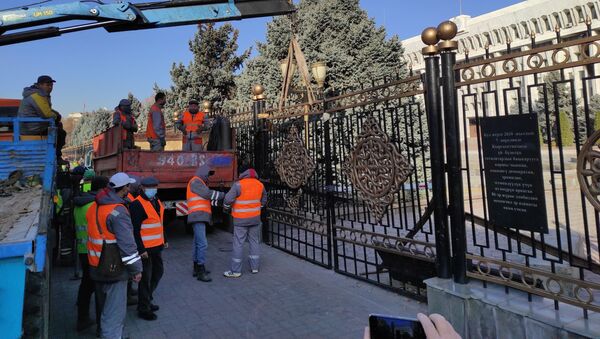 Демонтаж ограждения вокруг здания Жогорку Кенеша - Sputnik Кыргызстан