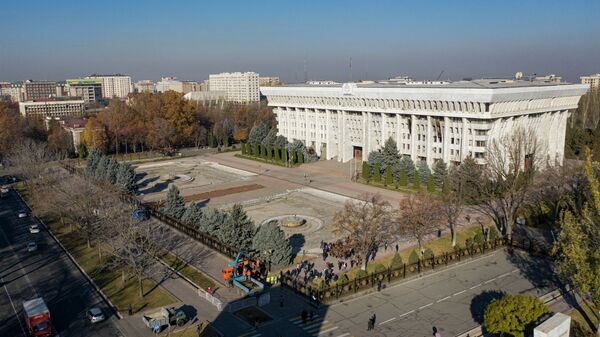 Демонтаж ограждения вокруг здания Жогорку Кенеша в Бишкеке - Sputnik Кыргызстан