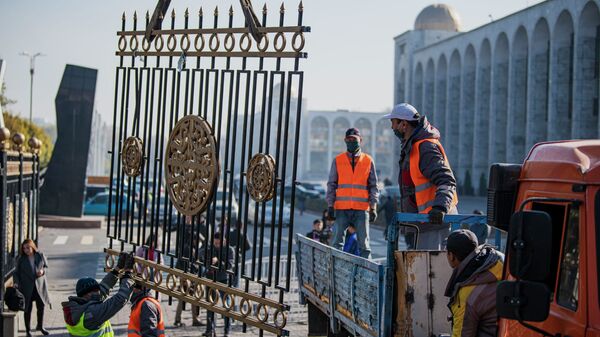 Демонтаж ограждений вокруг здания Жогорку Кенеша. Архивное фото - Sputnik Кыргызстан