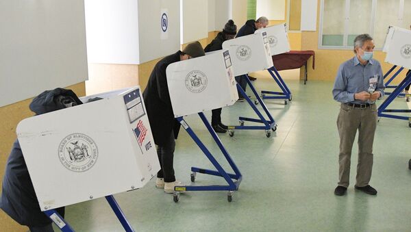 Избиратели во время голосования на выборах президента США на одном из избирательных участков в Нью-Йорке.  - Sputnik Кыргызстан