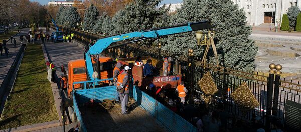 Запомните и попрощайтесь — мы сняли с высоты демонтаж забора Белого дома Запомните и попрощайтесь — мы сняли с высоты демонтаж забора Белого дома - Sputnik Кыргызстан