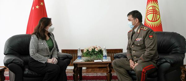 Өлкөнүн Куралдуу күчтөрүнүн Генералдык штабынын башчысы Таалайбек Өмүралиев Кытайдын элчиси Ду Дэвень менен жолугушу учурунда - Sputnik Кыргызстан