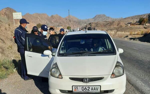 Бишкек шаарынан Honda Fit автоунаасын уурдап, Ош шаарына сатуу үчүн алып келе жаткан деп шектелген улан Таш-Көмүр шаарында кармалды - Sputnik Кыргызстан