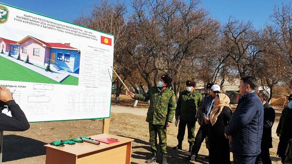 Церемония закладки капсулы в фундамент жилого дома для военнослужащих в Баткене - Sputnik Кыргызстан