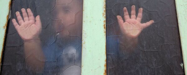 Ребенок за окном. Архивное фото Ребенок за окном. Архивное фото - Sputnik Кыргызстан