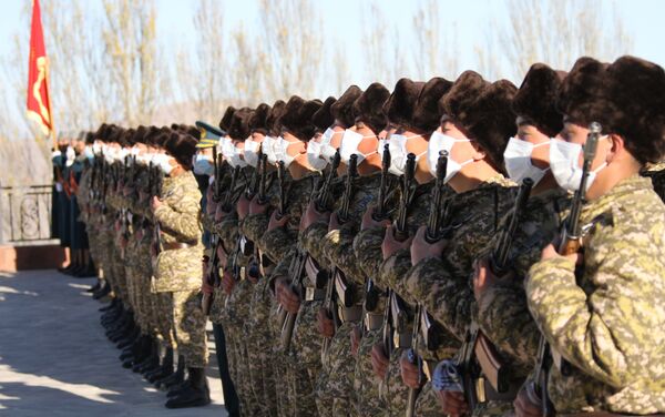 Өлкөнүн Куралдуу күчтөрүнүн Улуттук гвардиясынын 10126 жана 10127 аскер бөлүгүнүн жоокерлери ант беришти - Sputnik Кыргызстан