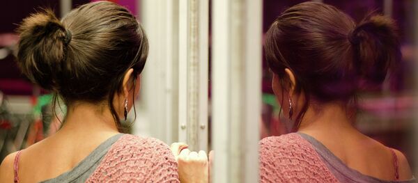 Күзгүнүн жанында турган кыз. Архив Күзгүнүн жанында турган кыз. Архив - Sputnik Кыргызстан