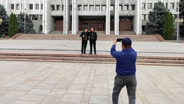 Демонтаж ограждения вокруг здания Жогорку Кенеша в Бишкеке - Sputnik Кыргызстан