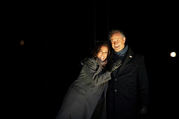 50 жашында турмуш курган. Байдендин орун басары болчу Харрис тууралуу фактылар - Sputnik Кыргызстан