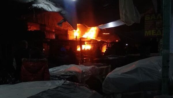Крупный пожар на Орто-Сайском рынке в Бишкеке - Sputnik Кыргызстан