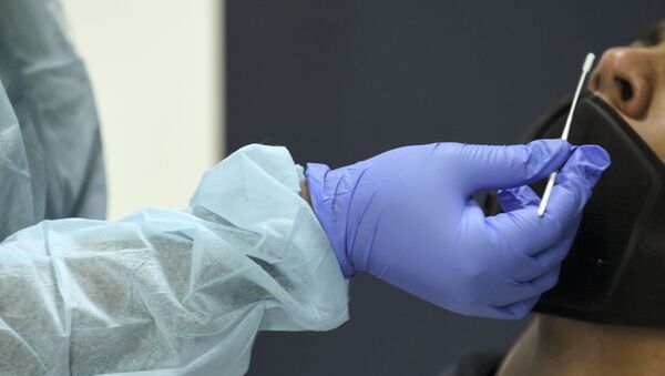 Медицинский работник использует ватный тампон для проведения теста на COVID-19 - Sputnik Кыргызстан