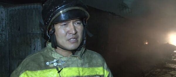 Как тушили крупный пожар на Орто-Сайском рынке — видео из гущи событий от МЧС - Sputnik Кыргызстан