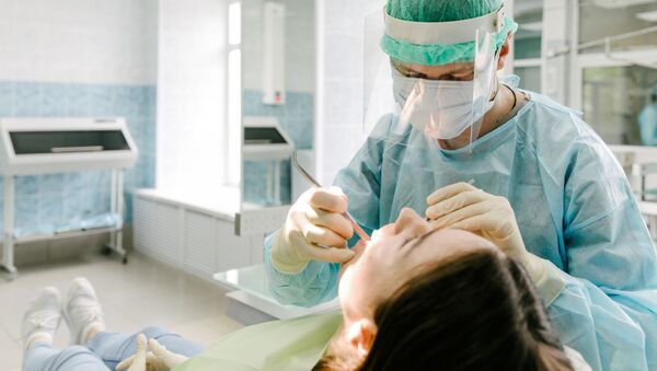 Врач-стоматолог во время работы. Архивное фото - Sputnik Кыргызстан