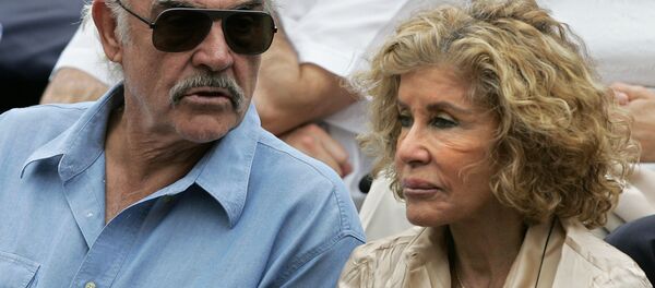 Киноактер Шон Коннери и его жена Мишелин Рокбрюн  - Sputnik Кыргызстан