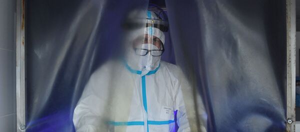 Медицинский работник в отделении дезинфекции госпиталя COVID-19. Архивное фото - Sputnik Кыргызстан