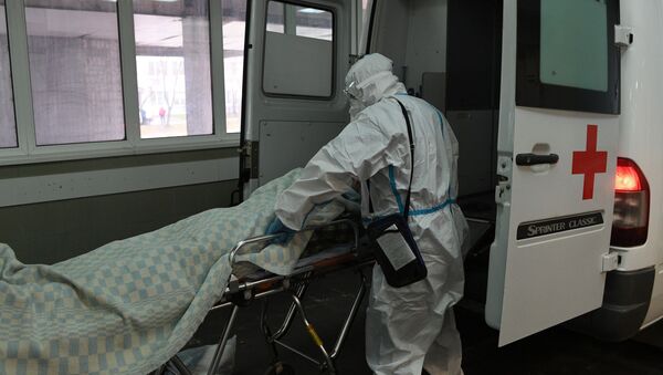 Медицинский работник принимает пациента с коронавирусом. Архивное фото - Sputnik Кыргызстан