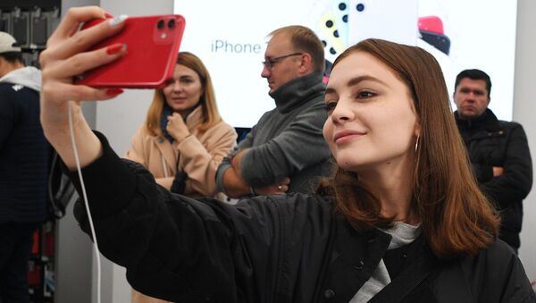 Старт продаж новых iPhone в России - Sputnik Кыргызстан