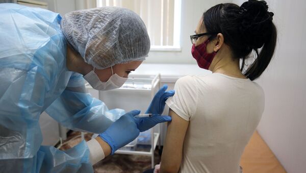 Медсестра проводит вакцинацию от коронавируса. Архивное фото - Sputnik Кыргызстан