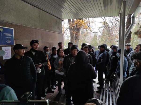 Өкмөт үйүнүн алдында төртүнчү митинг өтүп жатат. Талаптары - Sputnik Кыргызстан