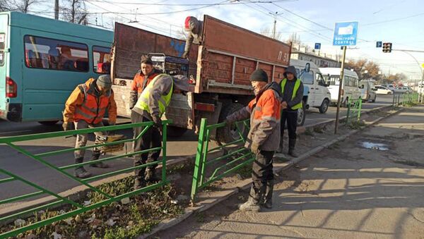 Работники муниципальной службы Тазалык возвращают ограждения - Sputnik Кыргызстан