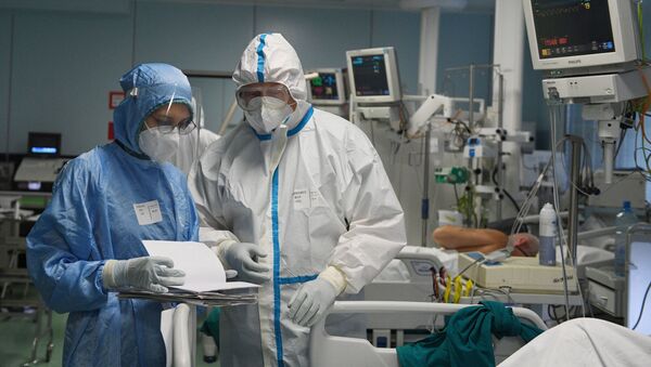 Медицинские работники и пациент в отделении интенсивной терапии ковид-госпиталя. Архивное фото - Sputnik Кыргызстан