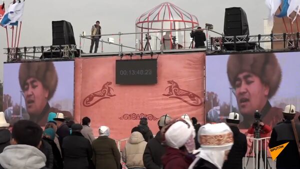 Манасчи сказывает эпос на площади Ала-Тоо — хочет побить рекорд. Прямой эфир - Sputnik Кыргызстан