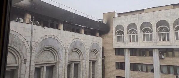 Жогорку Кеңештин имаратынын өрттөлүп, талкалангандан кийинки көрүнүшү. Видео - Sputnik Кыргызстан