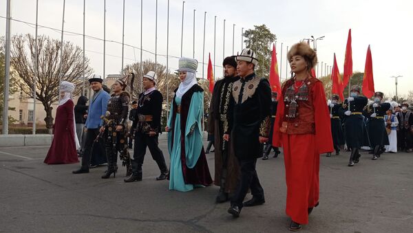 Ала-Тоо аянтында улуттук кийимчен адамдар. Архив - Sputnik Кыргызстан