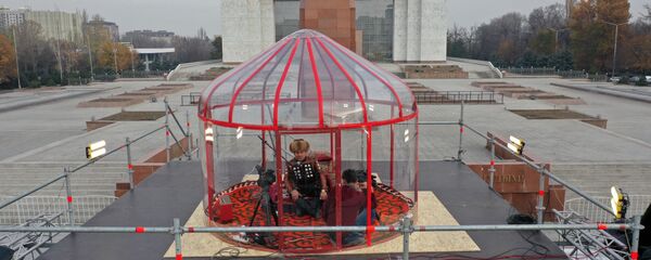 Күүлөнгөн манасчы, күткөн эл. Гиннес китебине кирүүгө ташталган кадамдын сүрөттөрү - Sputnik Кыргызстан