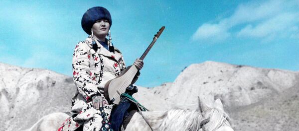 Комузчу, теле алып баруучу Нурзат Орозалиева. Архив - Sputnik Кыргызстан