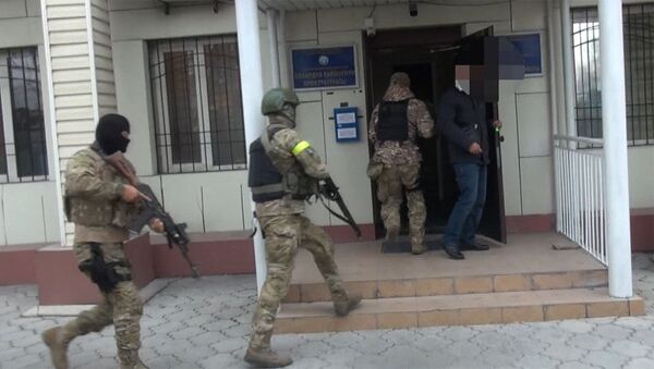 Видео задержания прокурора Аламудунского района - Sputnik Кыргызстан
