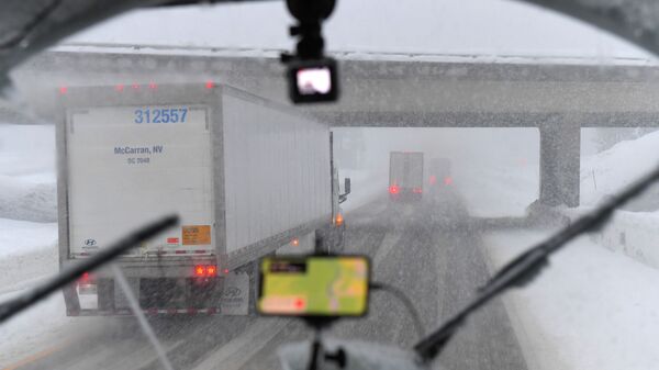 Грузовики на трассе в США. Архивное фото - Sputnik Кыргызстан