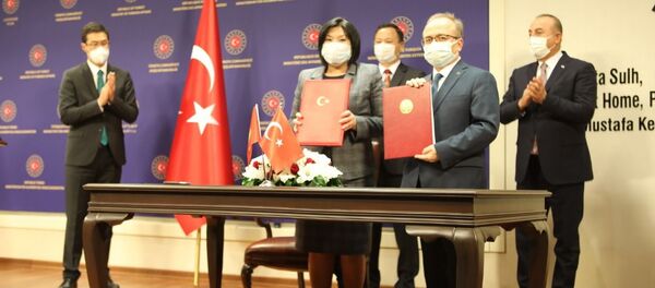 Билим берүү жана илим министрлиги Түркиянын Маариф фонду менен келишим коюу учурунда Билим берүү жана илим министрлиги Түркиянын Маариф фонду менен келишим коюу учурунда - Sputnik Кыргызстан