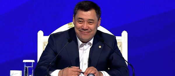 Муунта берет... Садыр Жапаров эмнеге галстук тагынбай жүргөнүн айтты. Видео - Sputnik Кыргызстан