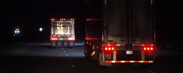 Грузовые автомобили трассе ночью. Архивное фото - Sputnik Кыргызстан