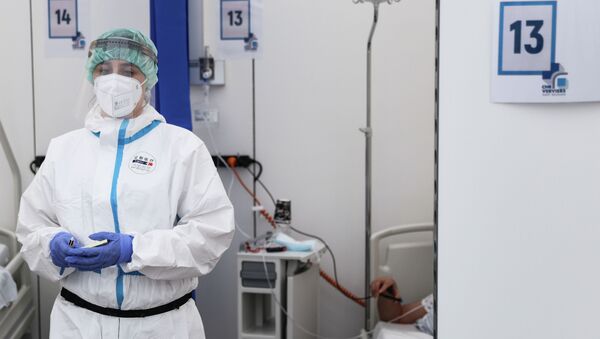 Медицинский работник в защитном снаряжении посещает пациента в больнице - Sputnik Кыргызстан