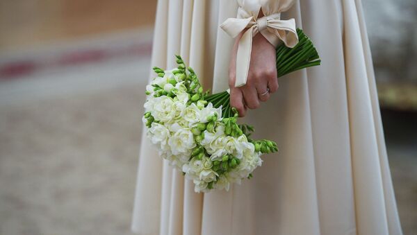 Невеста с букетом цветов. Архивное фото - Sputnik Кыргызстан